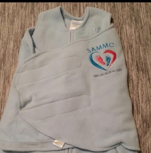 Halo Premiere bassinet and swaddles - Picture 4 of 8